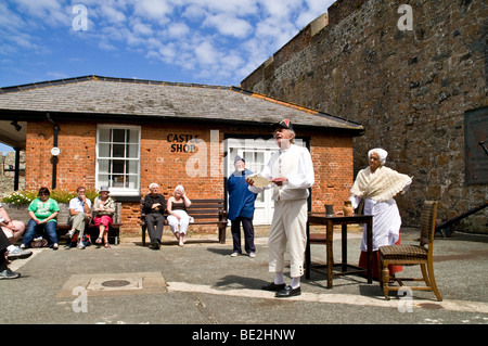 dh Castle Cornet Bühnenstück ST PETER PORT GUERNSEY Guernseys History in Action Company Schauspielende Touristen Schauspieler Menschen Publikum Stockfoto