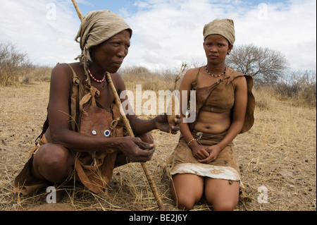 Naro Buschmänner (San) Frau Umgraben eine essbare Wurzel, Central Kalahari, Botswana Stockfoto