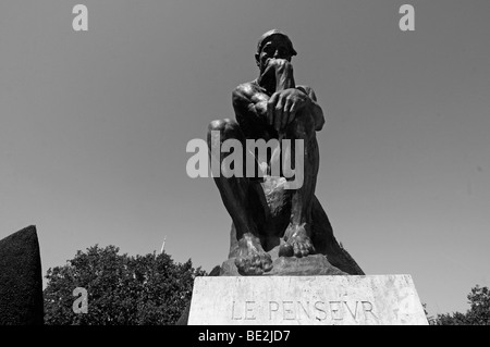 Le lange ("der Denker") ist Auguste Rodins Meisterwerk Skulptur; auf dem Display an der Garten des Rodin-Museums in Paris, Frankreich. Stockfoto