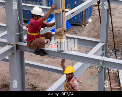 Indische Bauarbeiter Montage eines Fabrikgebäudes in einem Industriegebiet von Indien, in Surat, Gujarat. Indien. Stockfoto