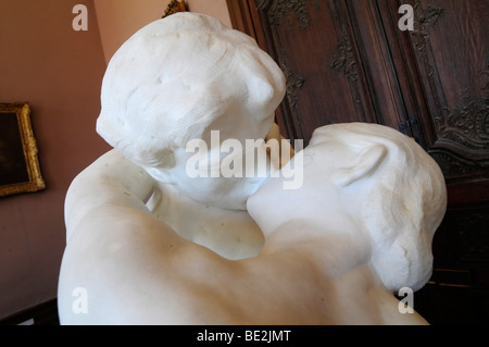 "Der Kuss" ist eine der berühmtesten Skulpturen Auguste Rodins, auf dem Display in das Rodin-Museum in Paris, Frankreich. Stockfoto