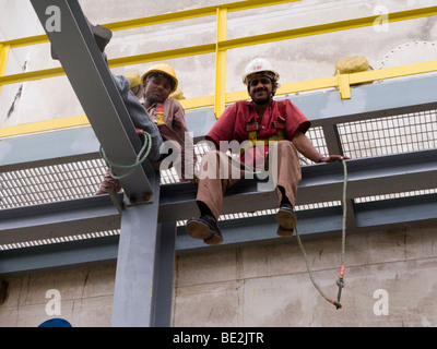 Indische Bauarbeiter Montage eines Fabrikgebäudes in einem Industriegebiet von Indien, in Surat, Gujarat. Indien. Stockfoto