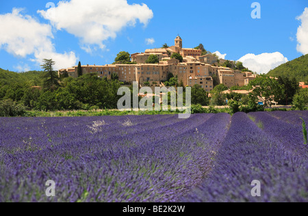 DORF VON BANON, PROVENCE, FRANKREICH Stockfoto