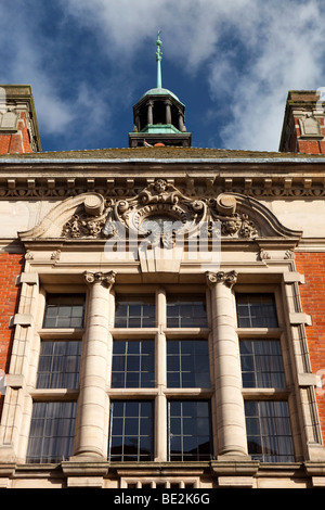 Großbritannien, England, Staffordshire, Stafford, Martin Street, Kreisrat Gebäude, entworfen von Thomas Hare, Fensterdetail Stockfoto