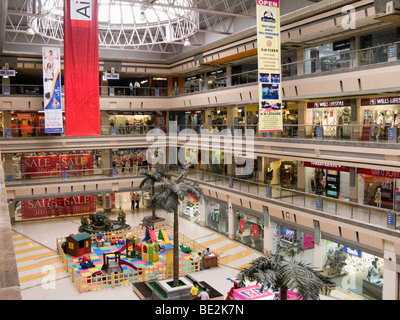 Innenansicht der Iscon Mall / Einkaufszentrum in Surat, Gujarat. Indien. Stockfoto