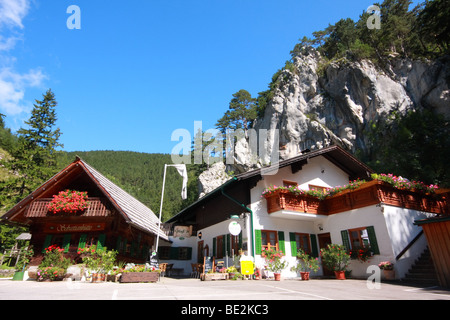 Sebastienhutte (Hütte) und einem Bergrestaurant oberhalb Sonnleiten, Puchberg Gebiet in Österreichische Alpen Stockfoto