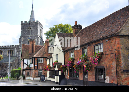 Federn-Wirtshaus und Maria Kirche, Church Street, Rickmansworth, Hertfordshire, England, Vereinigtes Königreich Stockfoto