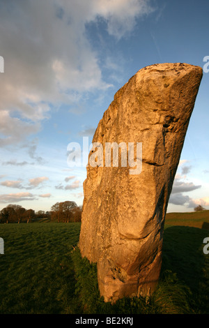 Steinkreis von Avebury in der Abendsonne mit satten Farben und lange Schatten Stockfoto