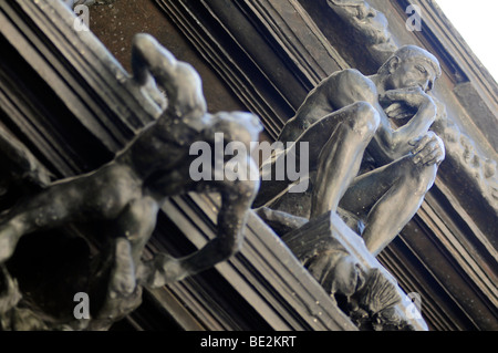 Close-up Details das "Tor zur Hölle" Skulptur von Rodin ausgestellt im Garten des Musée Rodin in Paris, Frankreich. Stockfoto