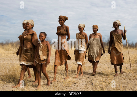 Naro Buschmänner (San) Frauen gehen, Central Kalahari, Botswana Stockfoto