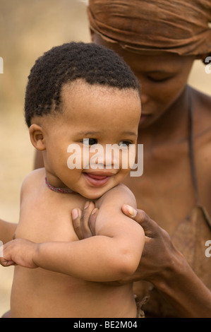 Naro Buschmänner (San) Baby mit seiner Mutter, Central Kalahari, Botswana Stockfoto