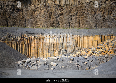 Einem Basaltsteinbruch und Basaltsäulen (Puy de Dôme - Frankreich). Carrière de Basalte et Orgues Basaltiques (Puy-de-Dôme - Frankreich). Stockfoto