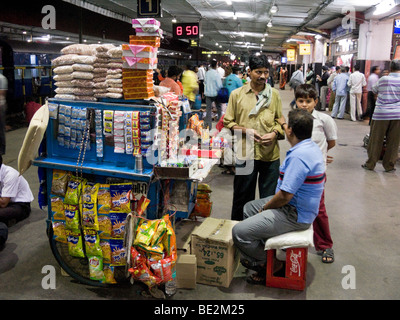 Snack-Verkäufer mit einem Kiosk auf dem Bahnsteig der Station. Bahnhof Surat, Gujarat. Indien. Stockfoto