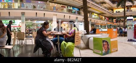 Inder genießen Sie einen Snack in einem Café in der Iscon Mall / Einkaufszentrum in Surat, Gujarat. Indien. Stockfoto