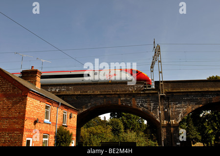 Jungfrau Pendolino elektrischer Zug am Weedon, Northamptonshire, England, UK Stockfoto