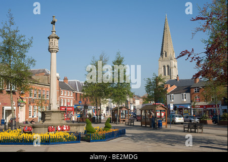 Kriegsdenkmal in der Mitte von der hübschen Markt Market Harborough, Leicestershire, England Stockfoto