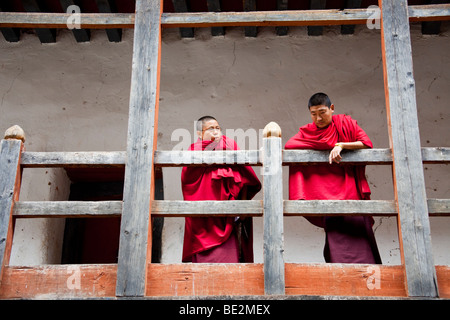 Mönche in Gangteng Gonpa Kloster nr Dorf von Gantey, Phobjika Tal, Wangdue Phodrang District, central Bhutan. Stockfoto