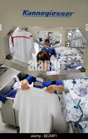 Sabina Uhrig hängen frisch gewaschen und noch nasse Kleidung auf Bügel vor die Hotbox in den weißen Bereich des einen ind Stockfoto