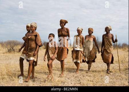 Naro Buschmänner (San) Frauen gehen, Central Kalahari, Botswana Stockfoto