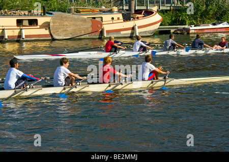 Menschen Ruderer 2 Besatzungen Rudern Vierer 4 Mann Skiff Boote auf dem Fluss Themse Kingston Surrey England Stockfoto