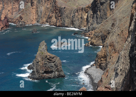 Meer und Küsten-Klippen in der Nähe von Canical auf der Nord Ost Küste von Madeira Stockfoto