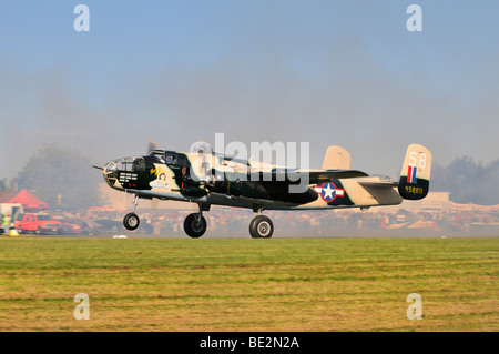 North American Aviation b-25 Mitchell, ein amerikanischer zweimotoriger mittlerer Bomber, Europas größten Treffen der Oldtimer-Flugzeuge bei Hah Stockfoto