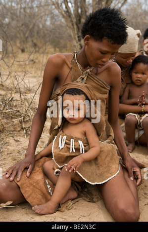 Naro Buschmänner (San) Mutter mit Kind, Central Kalahari, Botswana Stockfoto