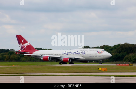 Virgin Atlantic Jumbo-Jet (Boeing 737) Flugzeug vorbereiten abheben vom Flughafen Manchester (Ringway Airport) Stockfoto