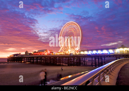 Beleuchtetes Riesenrad auf Central Pier Blackpool Stockfoto