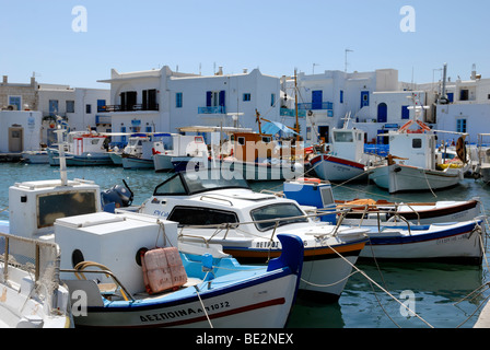 Eine schöne Aussicht auf den schönen Kaiki Hafen von Naoussa. Naoussa, Insel Paros, Kykladen, Griechenland, Europa. Stockfoto