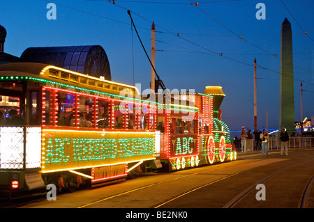Vom Westbahnhof Straßenbahn am North Pier, Blackpool Illuminations Stockfoto