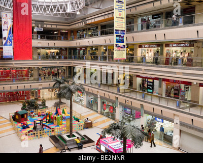 Innenansicht der Iscon Mall / Einkaufszentrum in Surat, Gujarat. Indien. Stockfoto