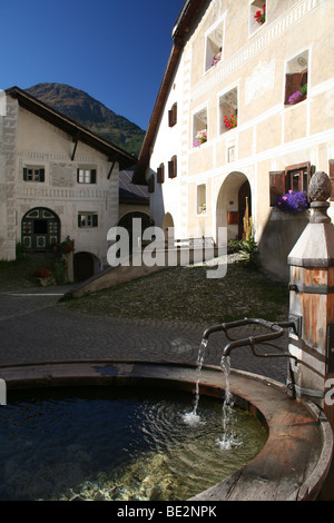 Am frühen Morgen Blick auf Häuser im Dorf Guarda, befindet sich im Engadin, Graubünden, Schweiz Stockfoto