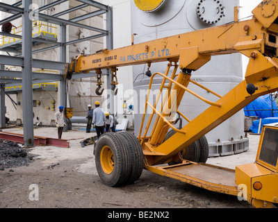 Mobiler Kran auf einer indischen Baustelle / Fabrik Gebäude in einem Industriegebiet von Indien, in Surat, Gujarat. Indien. Stockfoto