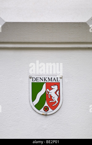 North Rhine-Westphalia, aufgeführten Gebäude Zeichen auf ein weißes Haus mit Stuck Fassadenelement Stockfoto