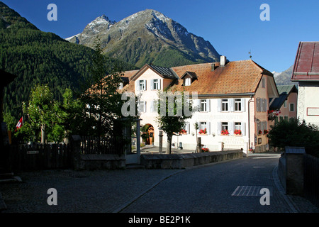 Am frühen Morgen Blick auf das Hotel Meisser, in dem malerischen Dorf Guarda, befindet sich in der Engadiner Tal, Schweiz. Stockfoto