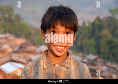 Armut, Porträt, Ethnologie, junge von der ethnischen Gruppe der Akha Djepia lächelnd mit großen Augen, Dorf Ban Chakhamdaeng, in der Nähe der Nam Stockfoto