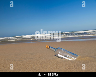 Eine Flaschenpost am Strand verlassen. Stockfoto