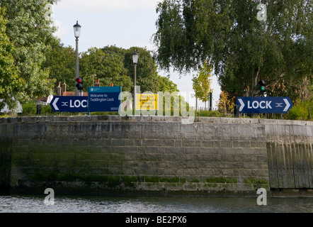 Eingang zum Teddington Lock an der River Thames England Stockfoto