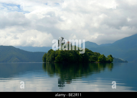 Tibetischen Buddhismus, Xiawaer Tempel, Heiwa Dao, eine Insel im Lugu Hu See, Provinz Yunnan, Volksrepublik China, Asien Stockfoto