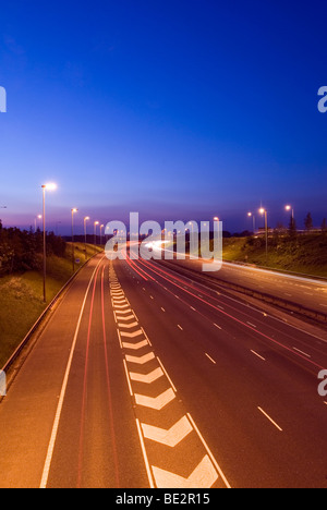 Weiße Chevron Straßenmarkierungen auf Autobahn M6 Richtung Norden, Thelwalls Viadukt, Warrington, Cheshire Stockfoto