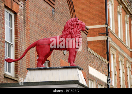 Statue eines Löwen vor dem ehemaligen Red Lion Hotel in High Wycombe High Street, Buckinghamshire, England, UK. Stockfoto