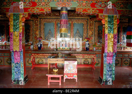 Tibetischen Buddhismus, eingerichtete hell Altar, Xiawaer Tempel, Heiwa Dao, auf einer Insel im Lugu Hu See, Provinz Yunnan, Peopl Stockfoto