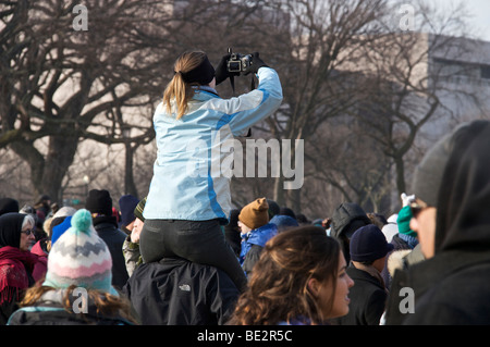 Frau auf des Mannes Schulter unter Bild. Inauguration Day 2009. Washington DC. Stockfoto