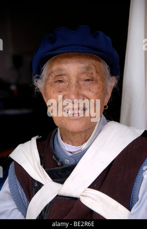 Frauen der ethnischen Gruppe der Naxi in Tracht, UNESCO-Weltkulturerbe, Portrait, Ethnologie, Halloween, Lijiang, Yunnan Stockfoto