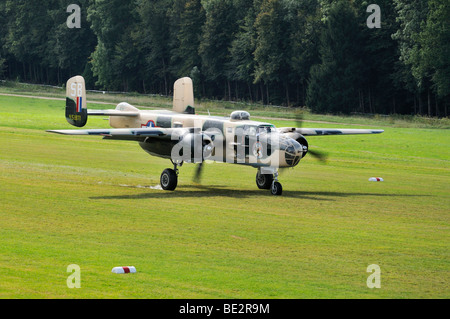 North American Aviation b-25 Mitchell, ein amerikanischer zweimotoriger mittlerer Bomber, Europas größten Treffen der Oldtimer-Flugzeuge bei Hah Stockfoto