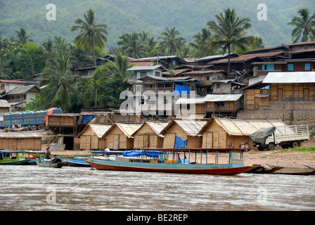 Anlegestelle am Fluss Nam Ou, Dorf mit vielen Hütten in der Muang Khoua Bezirk, Phongsali, Phongsali Provinz, Laos, Südostasien A Stockfoto