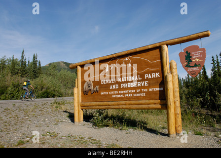 Denali Nationalpark Ortseingangsschild mit Radfahrer Stockfoto