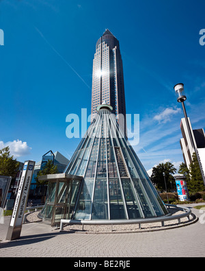 Eingang zur u-Bahn vor dem Messeturm, Messe Turm, an der Friedrich-Ebert-Park, Frankfurt Am Main, Hessen, Deutschland, E Stockfoto