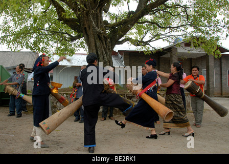 Ethnologie, Phunoi Musiker spielen Trommeln und tanzen, Pi Mai, Lao Neujahr Festival, Stadt von Phongsali, Provinz Phongsali, La Stockfoto